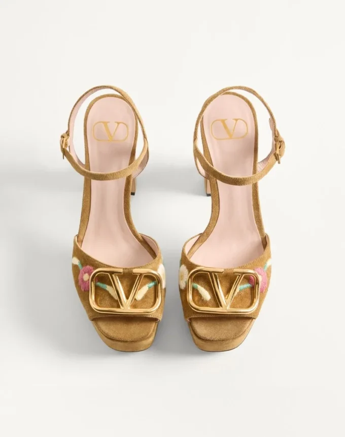 Sandalias con plataforma VLogo Signature en piel serrada con bordado floral de 115 mm Sandalias con plataforma VLogo Signature en piel serrada con bordado floral de 115 mm