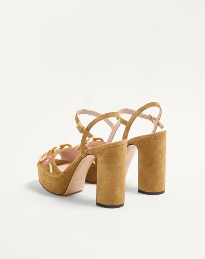 Sandalias con plataforma VLogo Signature en piel serrada con bordado floral de 115 mm Sandalias con plataforma VLogo Signature en piel serrada con bordado floral de 115 mm