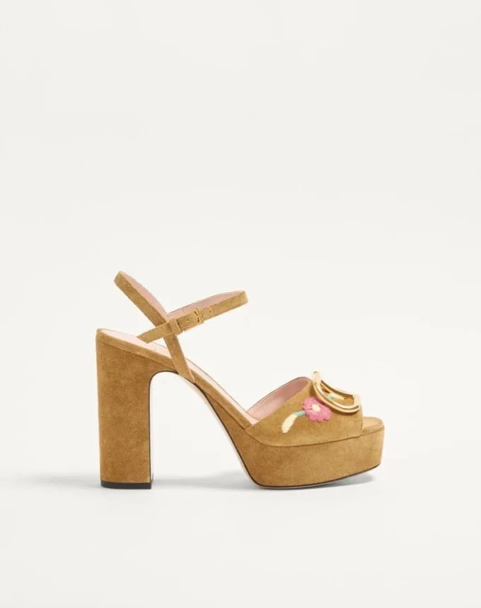 Sandalias con plataforma VLogo Signature en piel serrada con bordado floral de 115 mm Sandalias con plataforma VLogo Signature en piel serrada con bordado floral de 115 mm