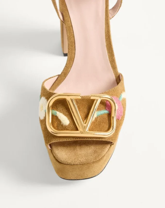 Sandalias con plataforma VLogo Signature en piel serrada con bordado floral de 115 mm Sandalias con plataforma VLogo Signature en piel serrada con bordado floral de 115 mm