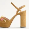Sandalias con plataforma VLogo Signature en piel serrada con bordado floral de 115 mm Sandalias con plataforma VLogo Signature en piel serrada con bordado floral de 115 mm