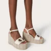 Sandalias de cuña con aberturas Vlogo en piel de becerro 110 mm Sandalias de cuña con aberturas Vlogo en piel de becerro 110 mm