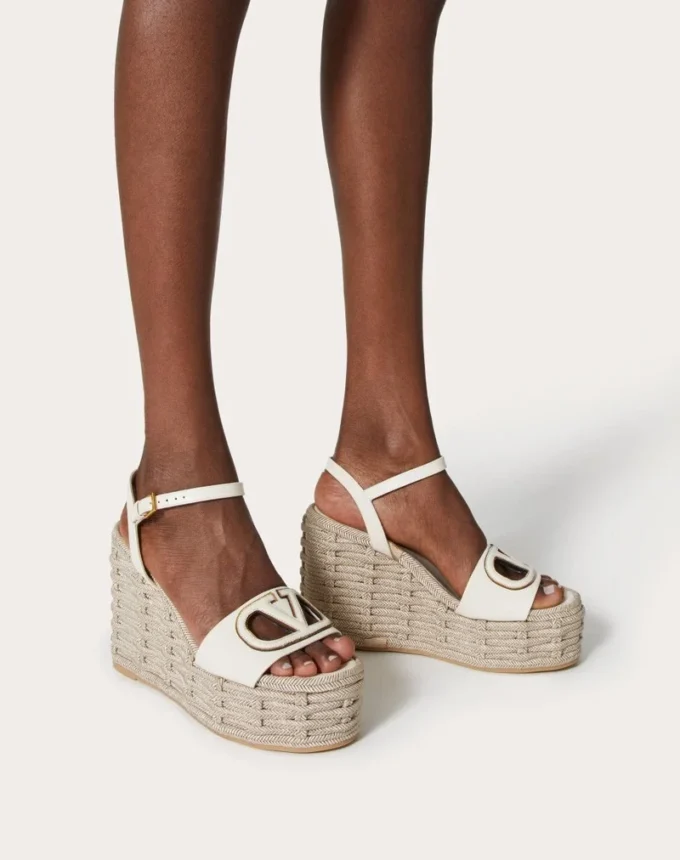 Sandalias de cuña con aberturas Vlogo en piel de becerro 110 mm Sandalias de cuña con aberturas Vlogo en piel de becerro 110 mm
