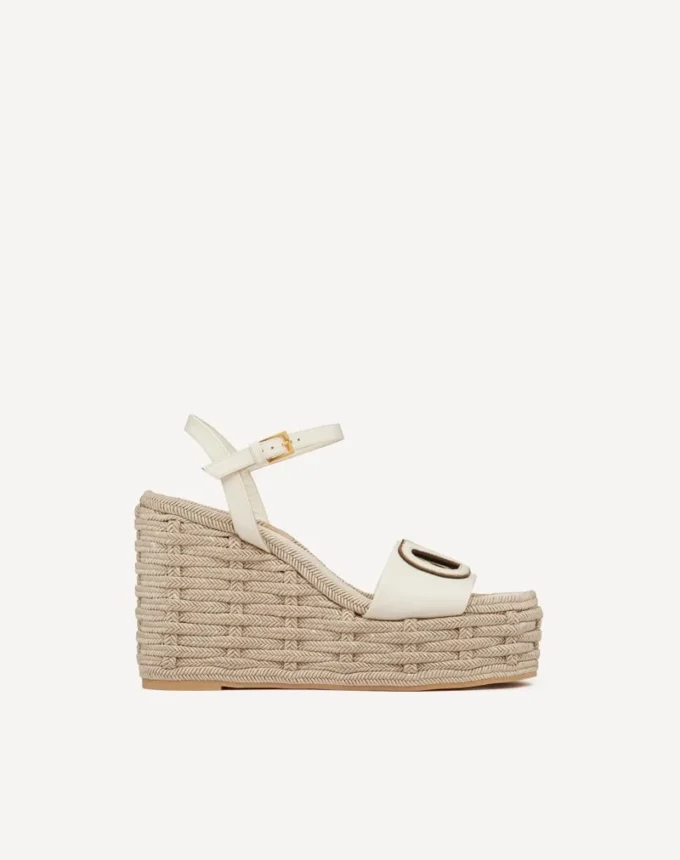 Sandalias de cuña con aberturas Vlogo en piel de becerro 110 mm Sandalias de cuña con aberturas Vlogo en piel de becerro 110 mm
