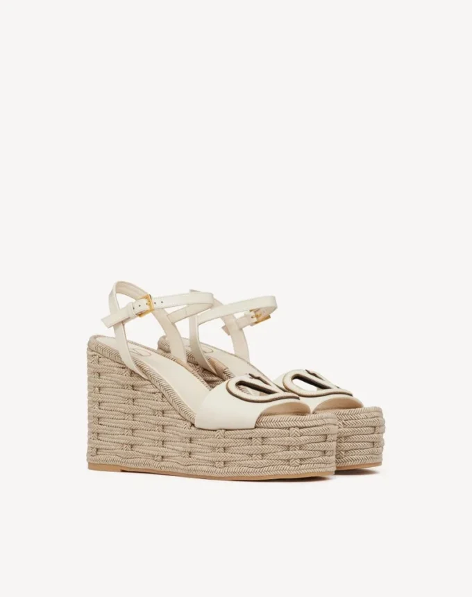 Sandalias de cuña con aberturas Vlogo en piel de becerro 110 mm Sandalias de cuña con aberturas Vlogo en piel de becerro 110 mm