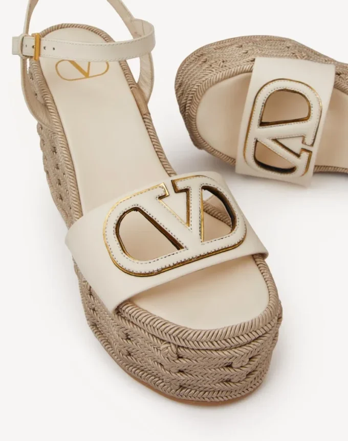 Sandalias de cuña con aberturas Vlogo en piel de becerro 110 mm Sandalias de cuña con aberturas Vlogo en piel de becerro 110 mm