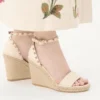 Sandalias de cuña con doble tachuela Rockstud en piel de becerro granulada de 105 mm Sandalias de cuña con doble tachuela Rockstud en piel de becerro granulada de 105 mm