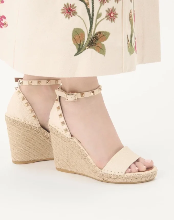 Sandalias de cuña con doble tachuela Rockstud en piel de becerro granulada de 105 mm Sandalias de cuña con doble tachuela Rockstud en piel de becerro granulada de 105 mm