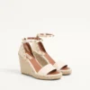 Sandalias de cuña con doble tachuela Rockstud en piel de becerro granulada de 105 mm Sandalias de cuña con doble tachuela Rockstud en piel de becerro granulada de 105 mm