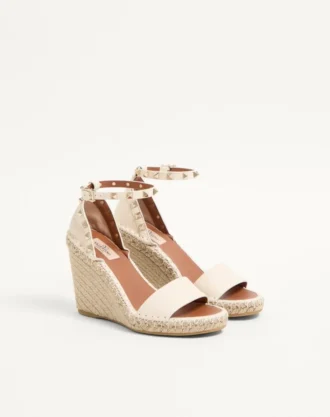 Sandalias de cuña con doble tachuela Rockstud en piel de becerro granulada de 105 mm