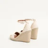 Sandalias de cuña con doble tachuela Rockstud en piel de becerro granulada de 105 mm Sandalias de cuña con doble tachuela Rockstud en piel de becerro granulada de 105 mm