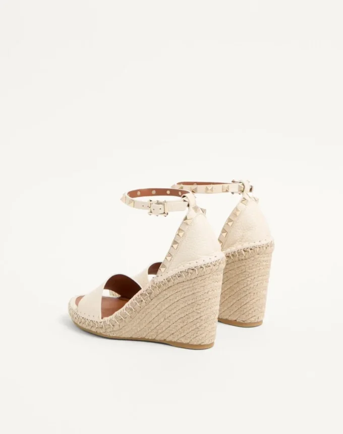 Sandalias de cuña con doble tachuela Rockstud en piel de becerro granulada de 105 mm Sandalias de cuña con doble tachuela Rockstud en piel de becerro granulada de 105 mm
