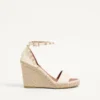 Sandalias de cuña con doble tachuela Rockstud en piel de becerro granulada de 105 mm Sandalias de cuña con doble tachuela Rockstud en piel de becerro granulada de 105 mm