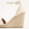 Sandalias de cuña con doble tachuela Rockstud en piel de becerro granulada de 105 mm Sandalias de cuña con doble tachuela Rockstud en piel de becerro granulada de 105 mm