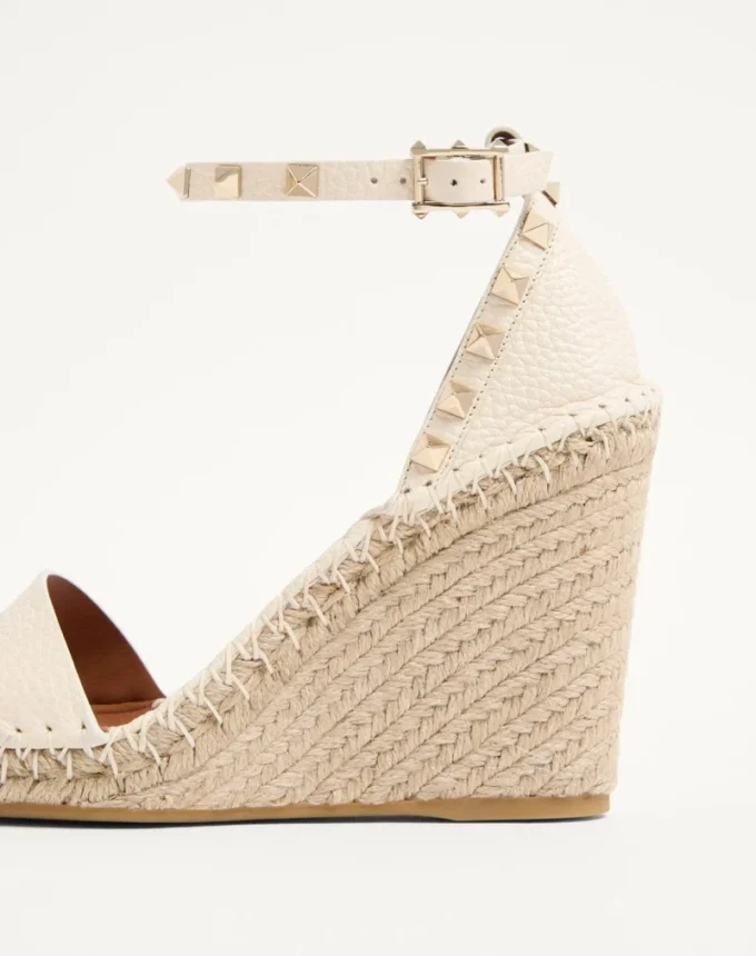 Sandalias de cuña con doble tachuela Rockstud en piel de becerro granulada de 105 mm Sandalias de cuña con doble tachuela Rockstud en piel de becerro granulada de 105 mm