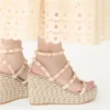 Sandalias de cuña con tiras de piel de becerro Rockstud de 95 mm Sandalias de cuña con tiras de piel de becerro Rockstud de 95 mm