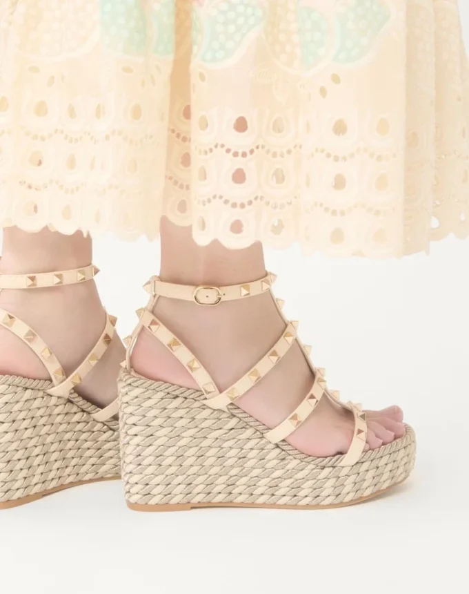 Sandalias de cuña con tiras de piel de becerro Rockstud de 95 mm Sandalias de cuña con tiras de piel de becerro Rockstud de 95 mm