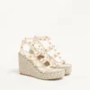 Sandalias de cuña con tiras de piel de becerro Rockstud de 95 mm Sandalias de cuña con tiras de piel de becerro Rockstud de 95 mm