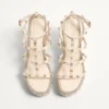 Sandalias de cuña con tiras de piel de becerro Rockstud de 95 mm Sandalias de cuña con tiras de piel de becerro Rockstud de 95 mm