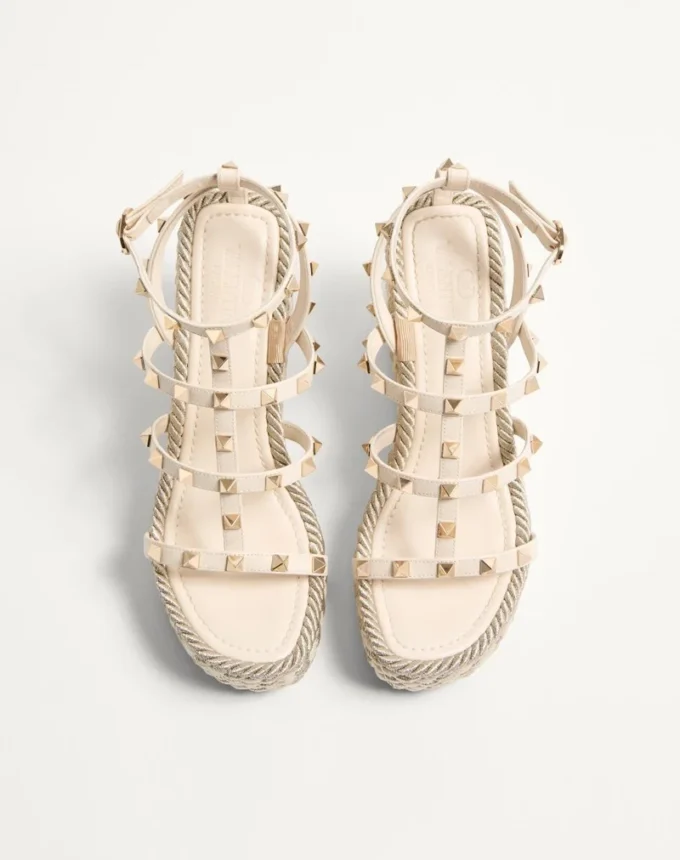 Sandalias de cuña con tiras de piel de becerro Rockstud de 95 mm Sandalias de cuña con tiras de piel de becerro Rockstud de 95 mm