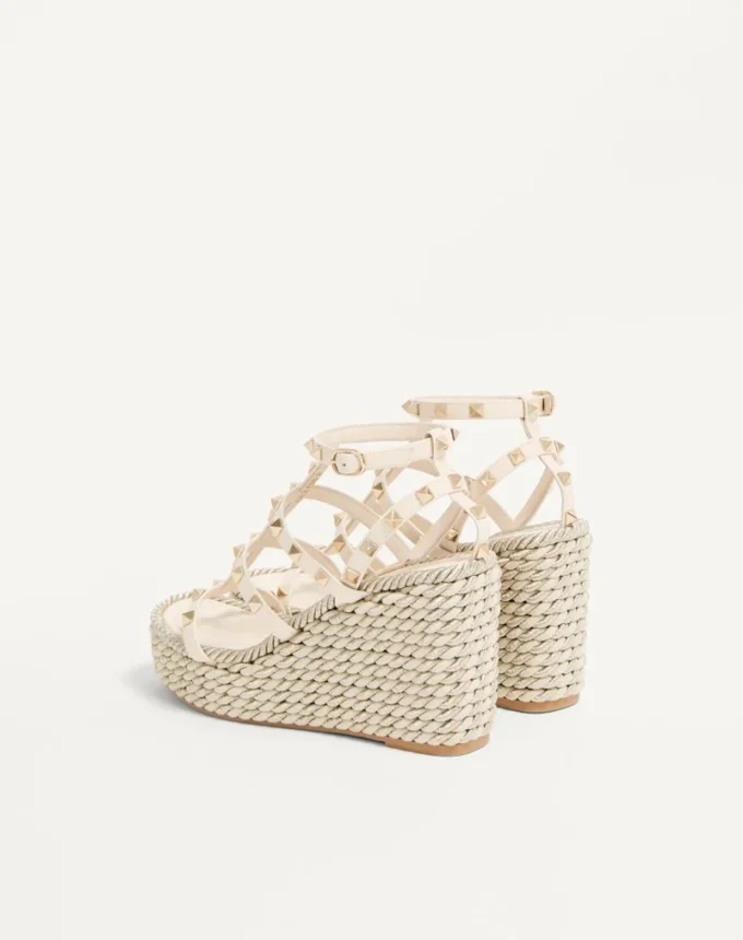 Sandalias de cuña con tiras de piel de becerro Rockstud de 95 mm Sandalias de cuña con tiras de piel de becerro Rockstud de 95 mm