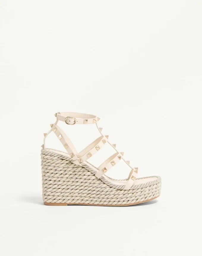 Sandalias de cuña con tiras de piel de becerro Rockstud de 95 mm Sandalias de cuña con tiras de piel de becerro Rockstud de 95 mm