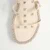 Sandalias de cuña con tiras de piel de becerro Rockstud de 95 mm Sandalias de cuña con tiras de piel de becerro Rockstud de 95 mm