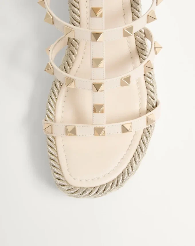 Sandalias de cuña con tiras de piel de becerro Rockstud de 95 mm Sandalias de cuña con tiras de piel de becerro Rockstud de 95 mm