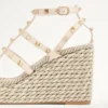 Sandalias de cuña con tiras de piel de becerro Rockstud de 95 mm Sandalias de cuña con tiras de piel de becerro Rockstud de 95 mm