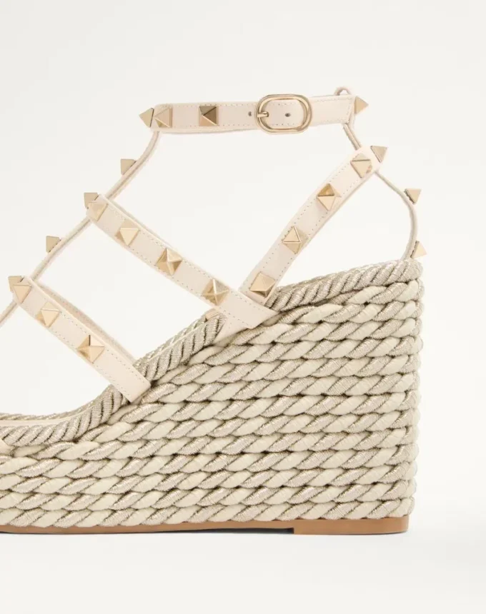 Sandalias de cuña con tiras de piel de becerro Rockstud de 95 mm Sandalias de cuña con tiras de piel de becerro Rockstud de 95 mm