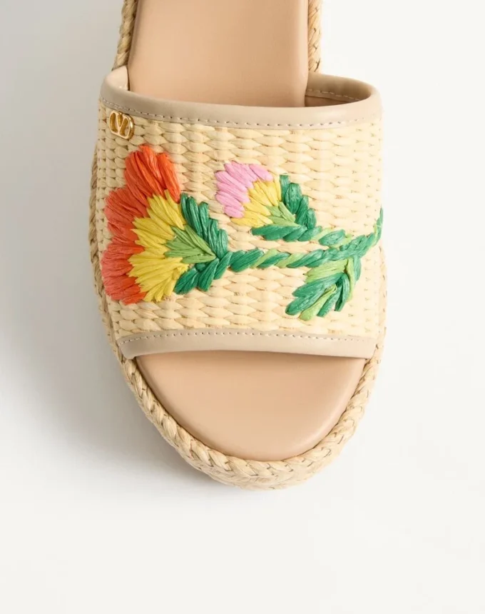 Sandalias de cuña de rafia Bribri con bordado floral de 115 mm Sandalias de cuña de rafia Bribri con bordado floral de 115 mm