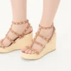Sandalias de cuña Rockstud con tiras de piel de becerro de 95 mm Sandalias de cuña Rockstud con tiras de piel de becerro de 95 mm
