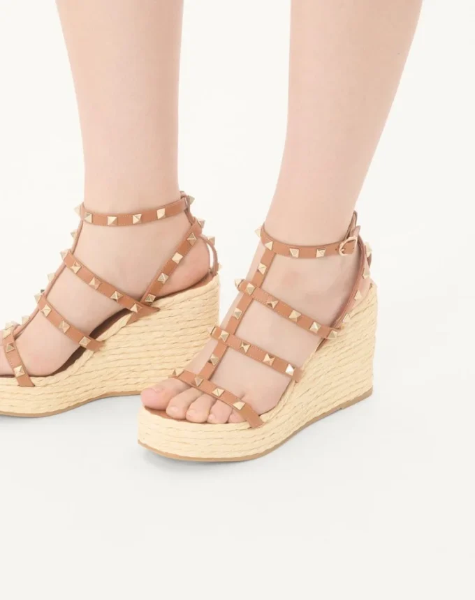 Sandalias de cuña Rockstud con tiras de piel de becerro de 95 mm Sandalias de cuña Rockstud con tiras de piel de becerro de 95 mm
