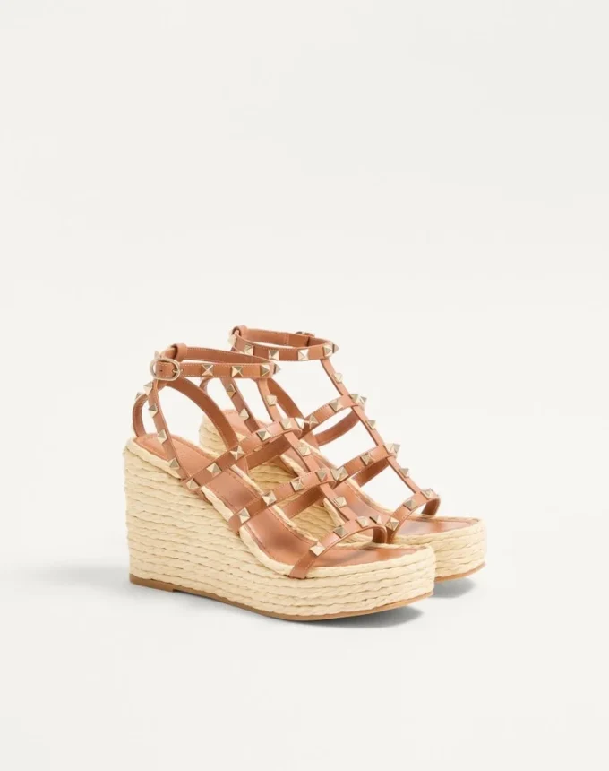 Sandalias de cuña Rockstud con tiras de piel de becerro de 95 mm Sandalias de cuña Rockstud con tiras de piel de becerro de 95 mm