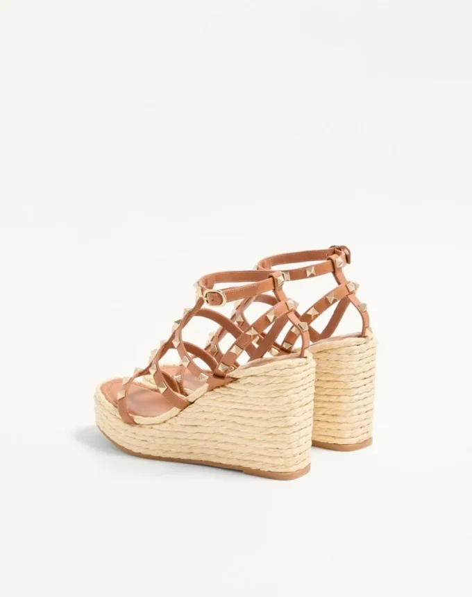 Sandalias de cuña Rockstud con tiras de piel de becerro de 95 mm Sandalias de cuña Rockstud con tiras de piel de becerro de 95 mm