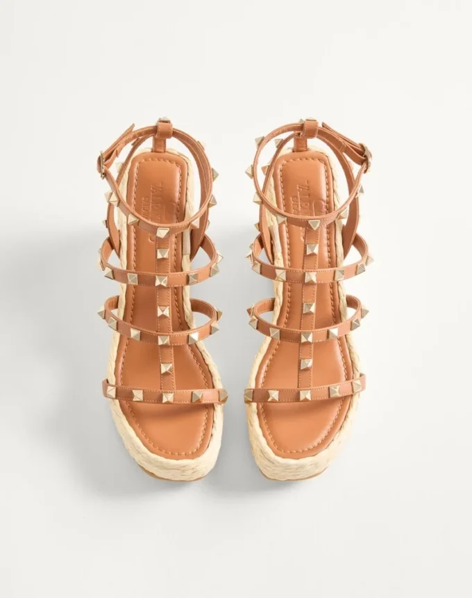 Sandalias de cuña Rockstud con tiras de piel de becerro de 95 mm Sandalias de cuña Rockstud con tiras de piel de becerro de 95 mm