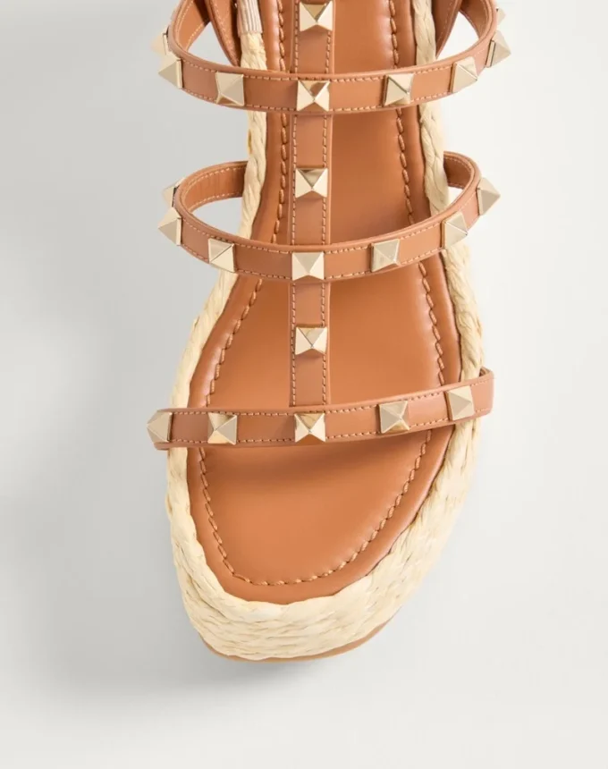 Sandalias de cuña Rockstud con tiras de piel de becerro de 95 mm Sandalias de cuña Rockstud con tiras de piel de becerro de 95 mm