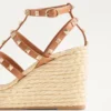 Sandalias de cuña Rockstud con tiras de piel de becerro de 95 mm Sandalias de cuña Rockstud con tiras de piel de becerro de 95 mm