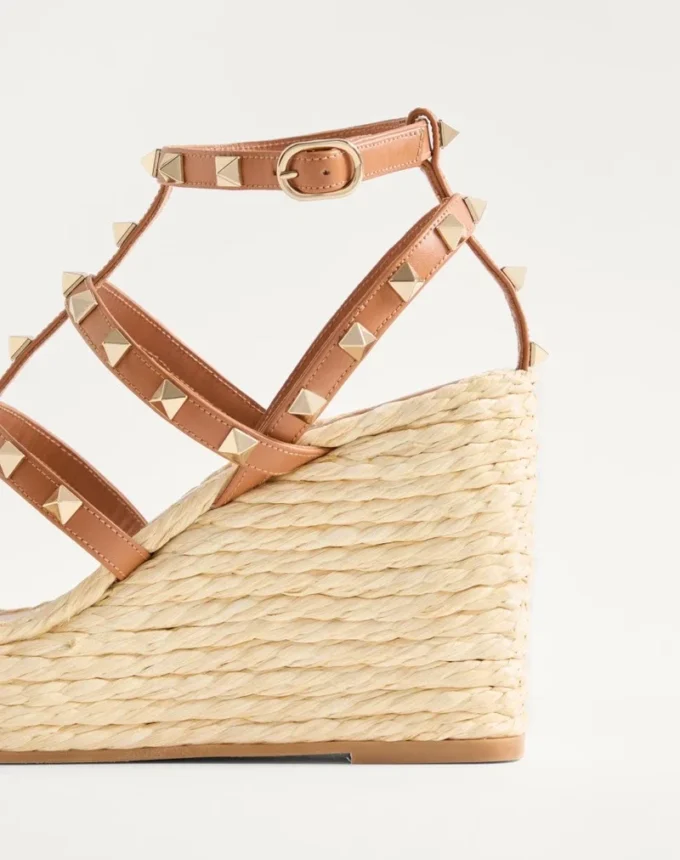 Sandalias de cuña Rockstud con tiras de piel de becerro de 95 mm Sandalias de cuña Rockstud con tiras de piel de becerro de 95 mm