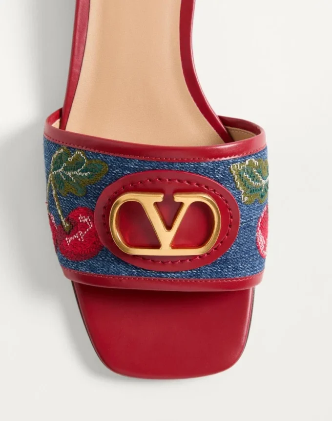 Sandalias de denim con plataforma Vlogo Signature y bordado Cherryfic de 20 mm