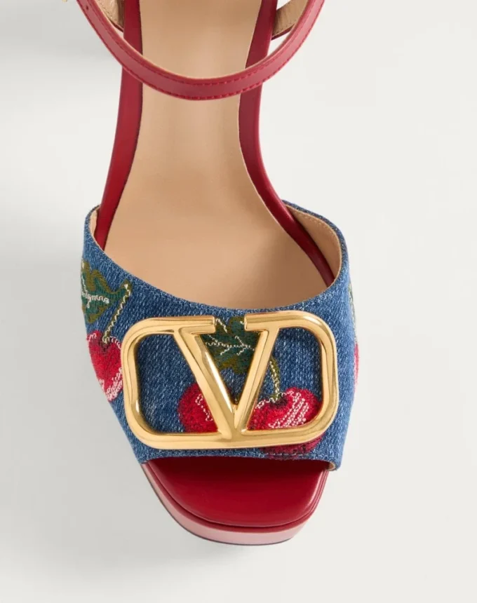 Sandalias de plataforma de denim con bordado Cherryfic y detalle VLogo Signature de 115 mm Sandalias de plataforma de denim con bordado Cherryfic y detalle VLogo Signature de 115 mm