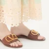Sandalias deslizantes con el logotipo VLogo en piel de vacuno granulada con accesorio Sandalias deslizantes con el logotipo VLogo en piel de vacuno granulada con accesorio