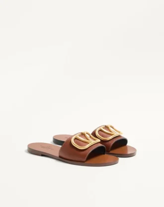 Sandalias deslizantes con el logotipo VLogo en piel de vacuno granulada con accesorio