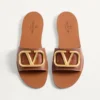 Sandalias deslizantes con el logotipo VLogo en piel de vacuno granulada con accesorio Sandalias deslizantes con el logotipo VLogo en piel de vacuno granulada con accesorio