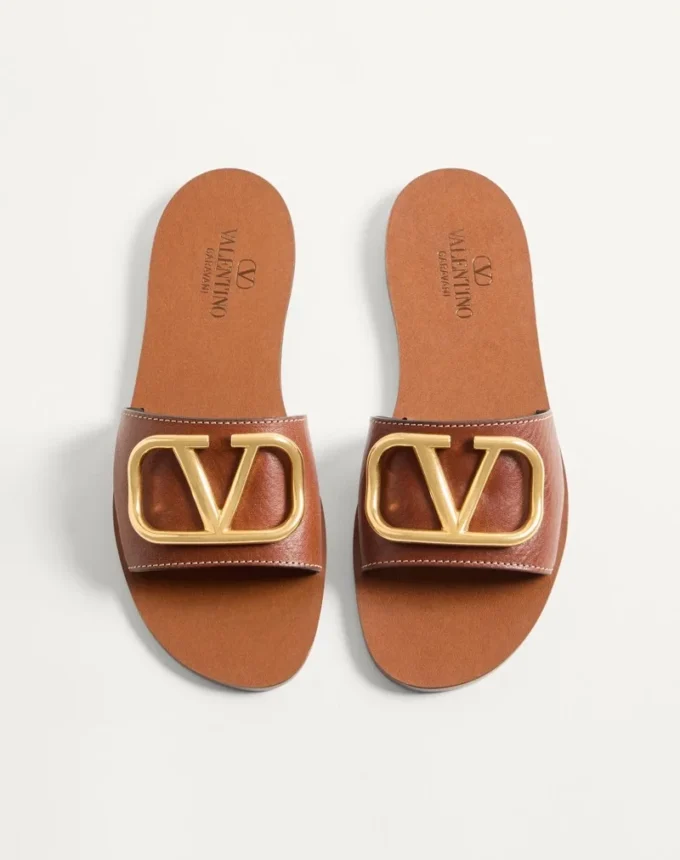 Sandalias deslizantes con el logotipo VLogo en piel de vacuno granulada con accesorio Sandalias deslizantes con el logotipo VLogo en piel de vacuno granulada con accesorio