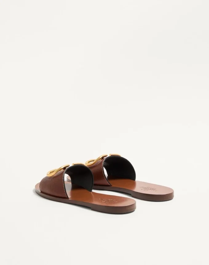 Sandalias deslizantes con el logotipo VLogo en piel de vacuno granulada con accesorio Sandalias deslizantes con el logotipo VLogo en piel de vacuno granulada con accesorio
