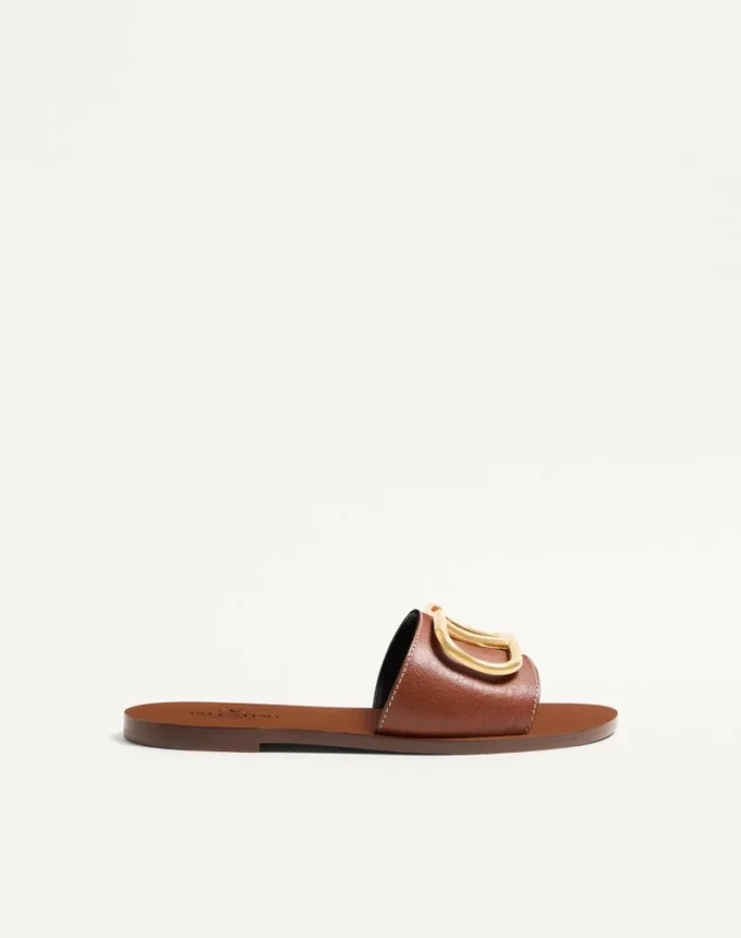 Sandalias deslizantes con el logotipo VLogo en piel de vacuno granulada con accesorio Sandalias deslizantes con el logotipo VLogo en piel de vacuno granulada con accesorio