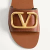 Sandalias deslizantes con el logotipo VLogo en piel de vacuno granulada con accesorio Sandalias deslizantes con el logotipo VLogo en piel de vacuno granulada con accesorio