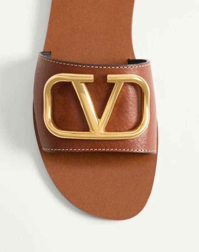 Sandalias deslizantes con el logotipo VLogo en piel de vacuno granulada con accesorio Sandalias deslizantes con el logotipo VLogo en piel de vacuno granulada con accesorio