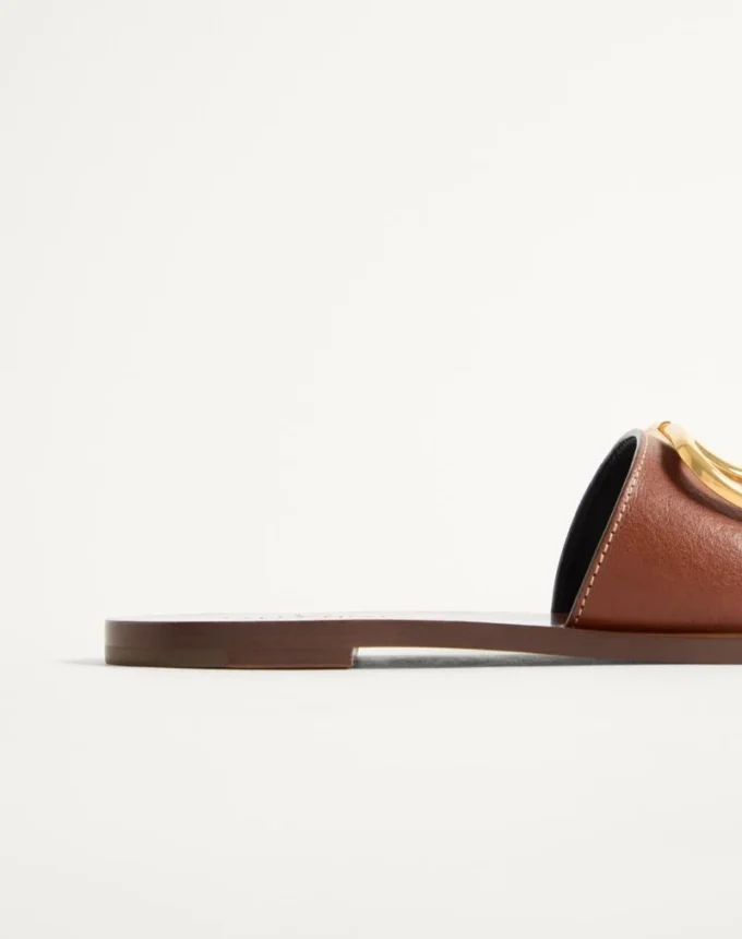 Sandalias deslizantes con el logotipo VLogo en piel de vacuno granulada con accesorio Sandalias deslizantes con el logotipo VLogo en piel de vacuno granulada con accesorio